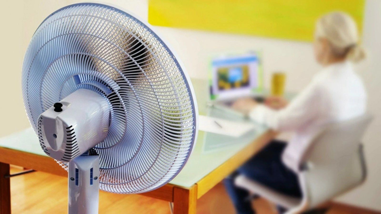 Ventilator qëndror Blaupunkt ASF701 me ekran, 40 cm, i bardhë/zi