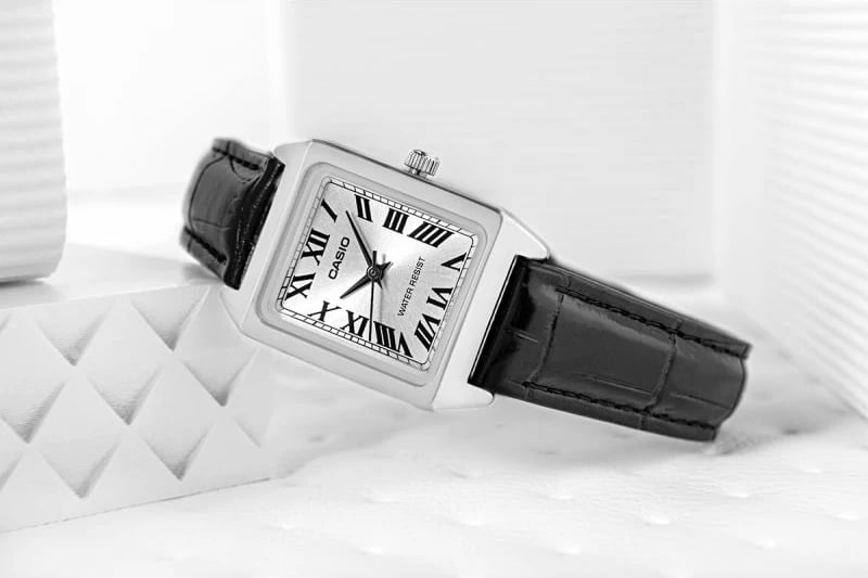 Orë dore Casio për femra, e zezë