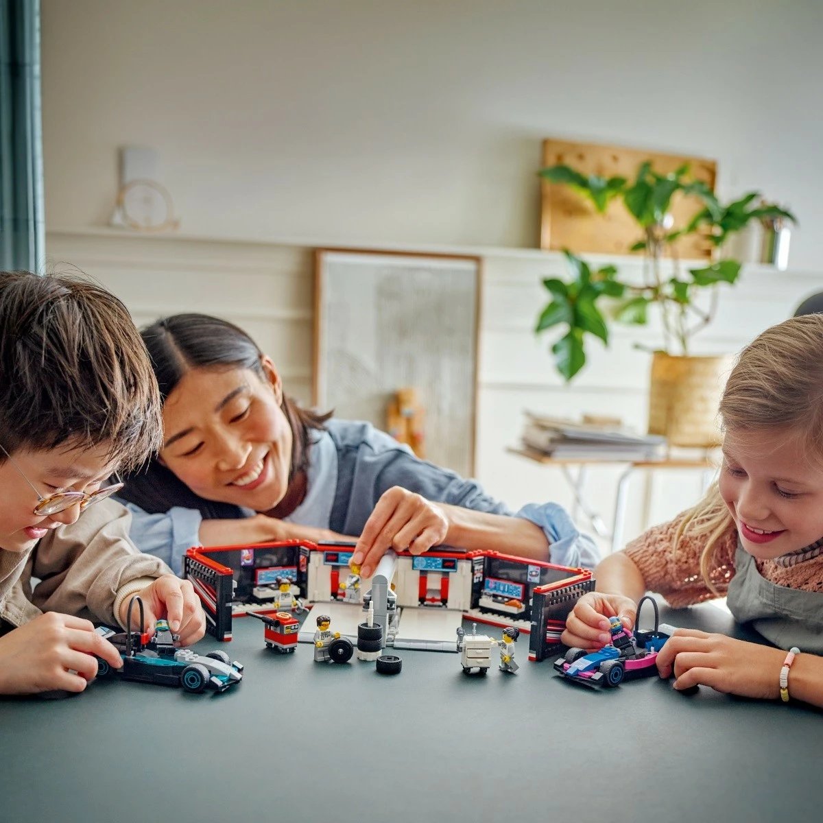 Set ndërtimi LEGO City 60444, F1 Garage & Mercedes-AMG dhe Alpine Race Cars, 678 pjesë