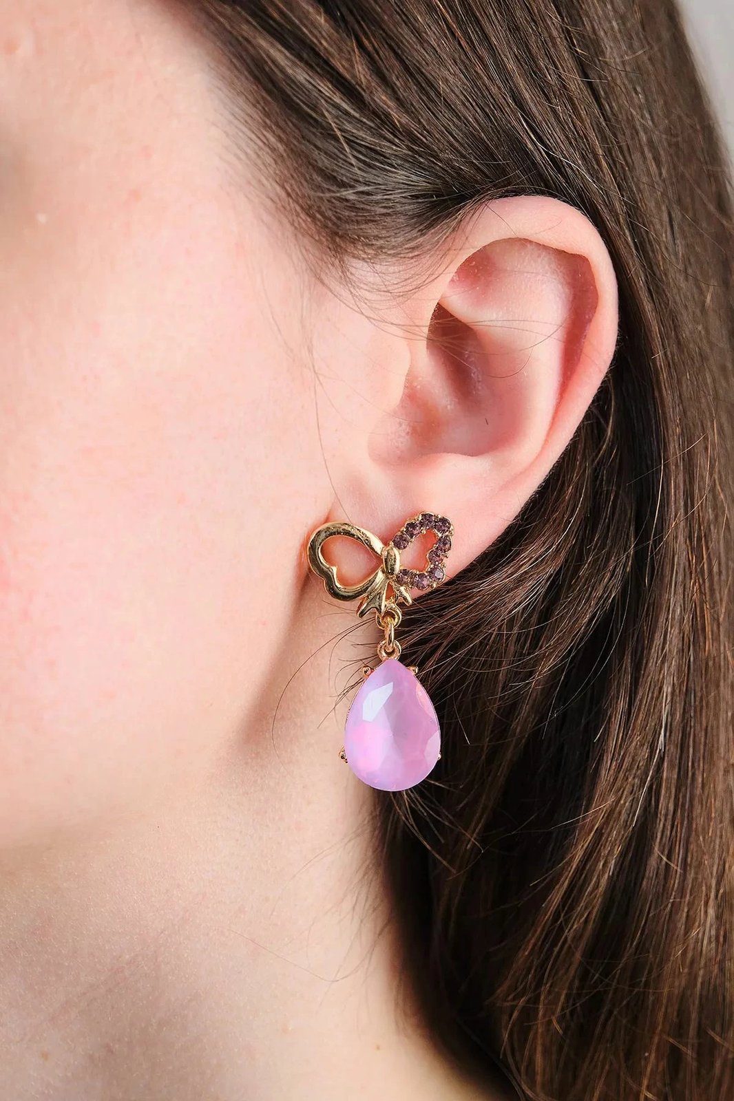 Vathë elegant prej bronzi, ngjyrë ari, me gur zirkoni dhe varëse rozë, Jumeon