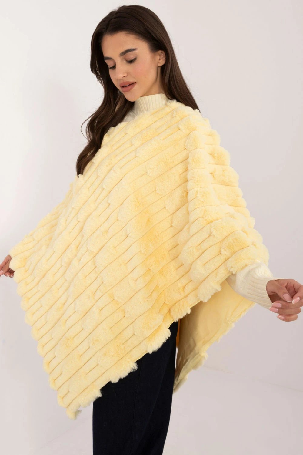 Poncho AT model 200534, e verdhë