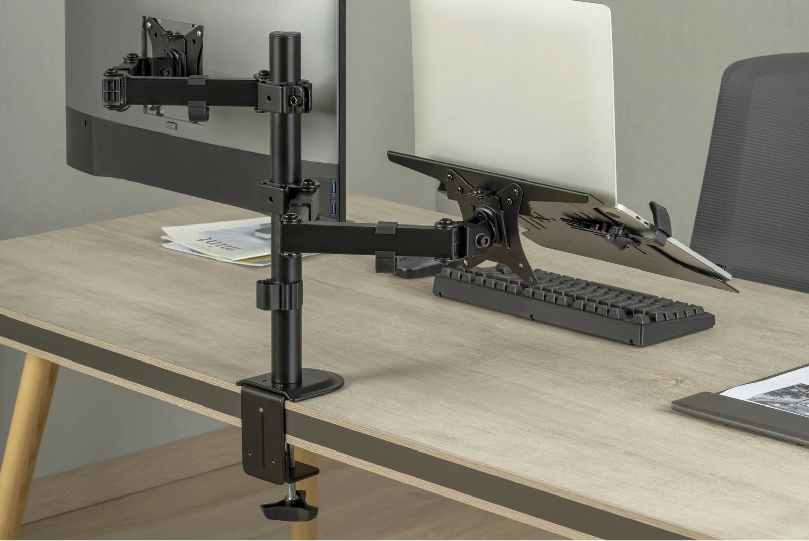 Mbajtës monitori me mbështjellës laptopi Digitus, universal, 32", kapëse tavoline, e zezë Mbajtës monitori me mbështjellës laptopi Digitus, universal, 32", kapëse tavoline, e zezë