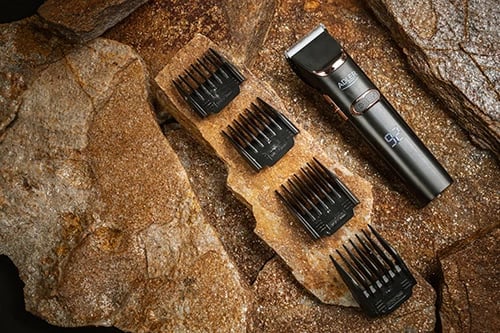 Makinë qethëse Adler AD 2832, teh qeramik/çelik, pa/kabllo, LCD, 1.5 orë punë, turbo, 4 krehra 3–12 mm, e zezë