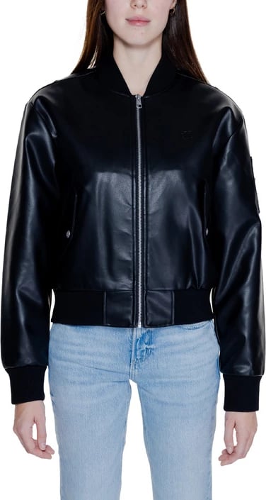 Jakne Calvin Klein femra, e zezë