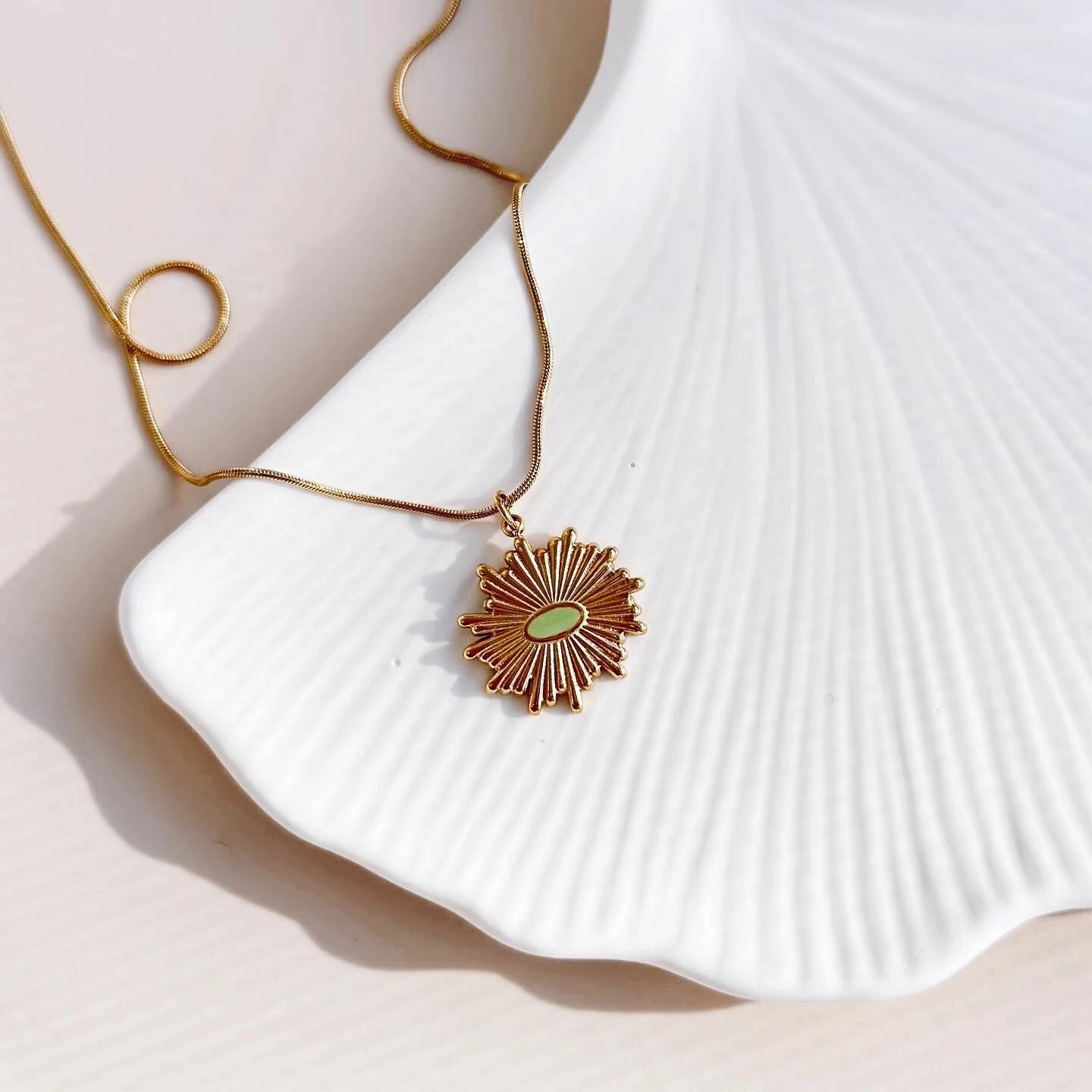 Varëse çeliku, ngjyrë ari dhe jeshile fëstëku, Jumeon, Tito