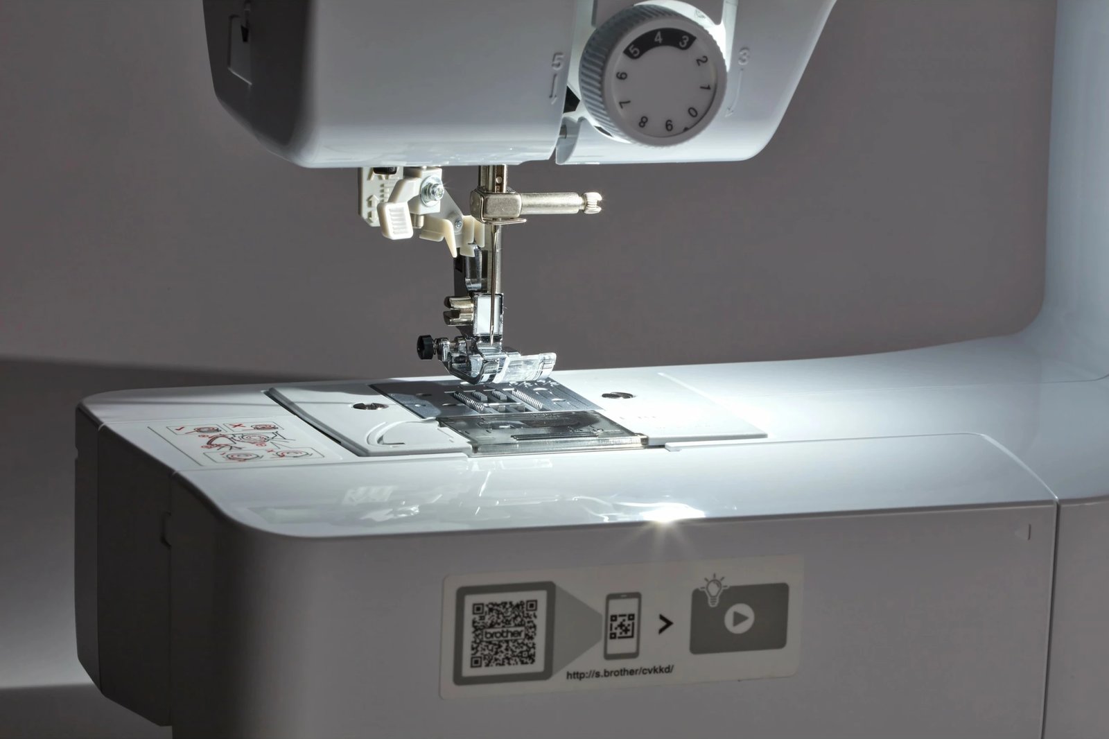 Makine qepëse Brother CS10s elektronike e bardhë