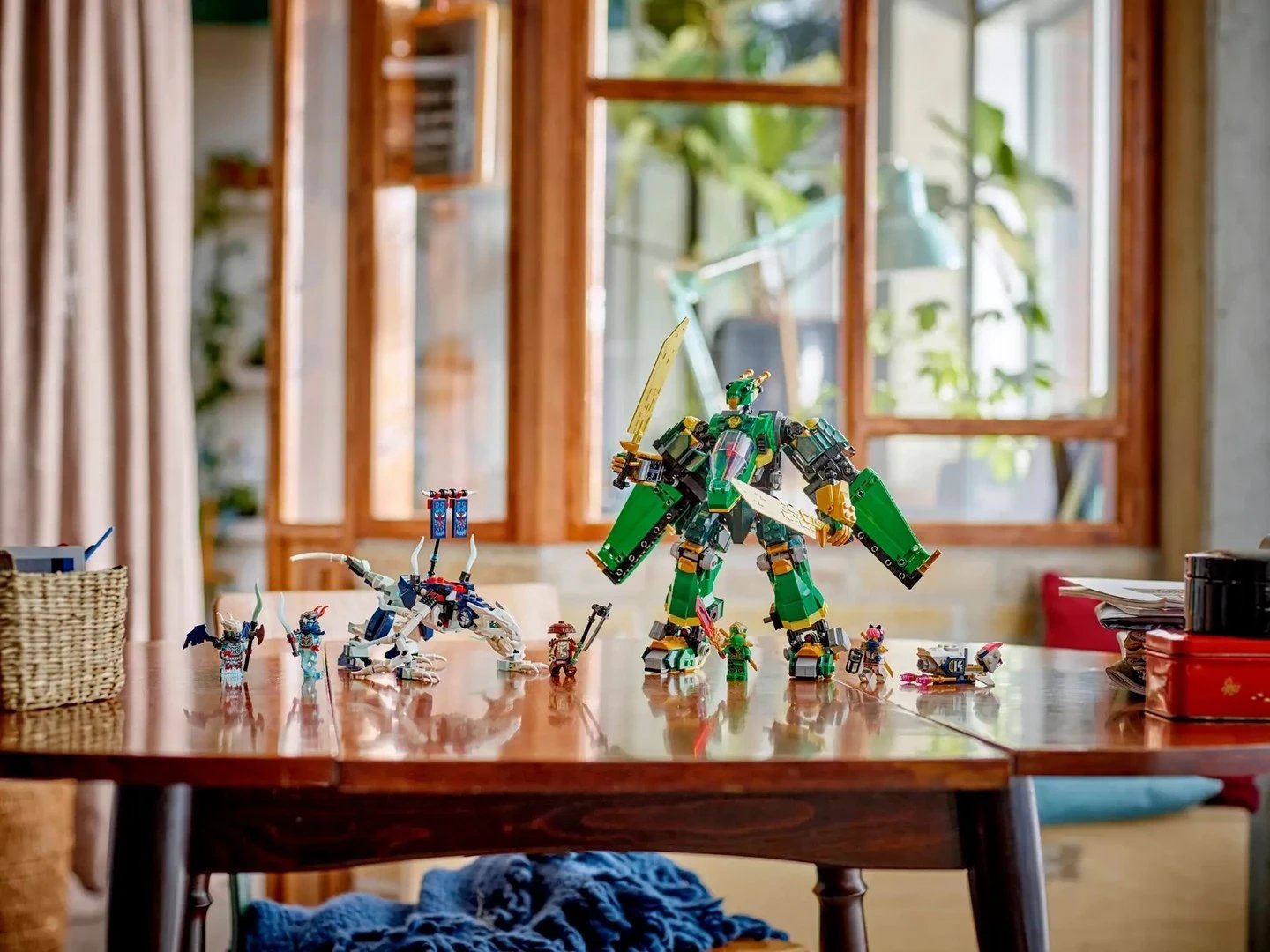 Set LEGO NINJAGO Lloyd’s Jet Mech 71845, 117 pjesë, 5 minifigura
