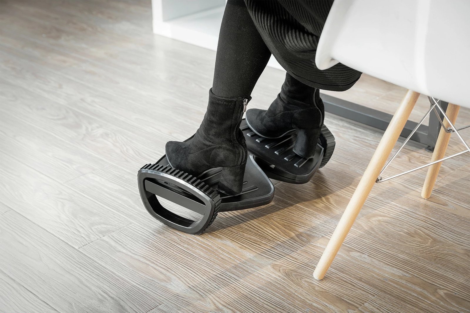 Mbështetëse këmbësh Digitus, ergonomike, me funksion lëkundjeje, e zezë