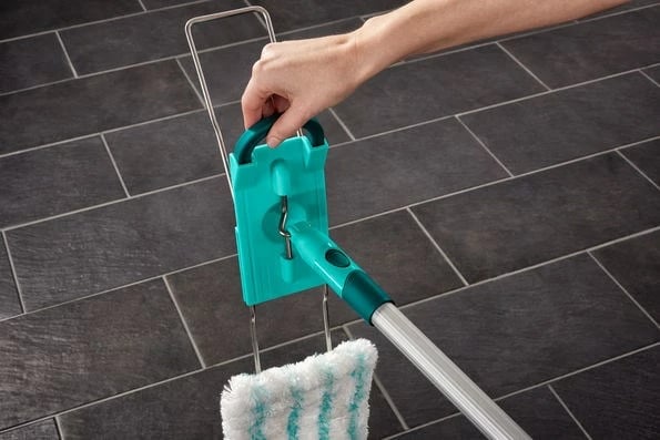 Mop Leifheit 55045 për pastrim të lagësht, mikrofibër, dorezë alumini, Blu/Gjelbër