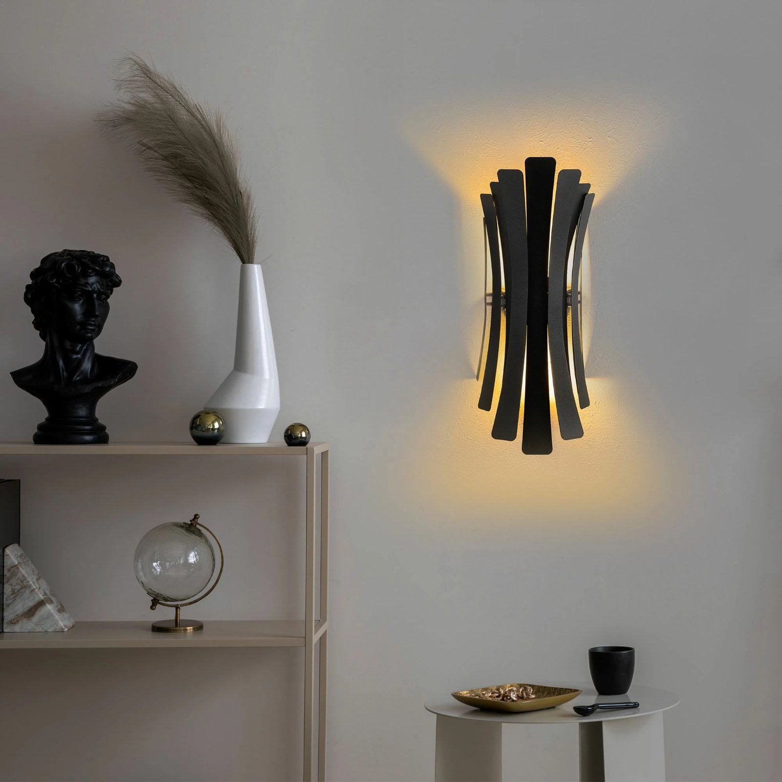 Llambë muri Opviq, Lınea - 15440, ngjyrë e zezë, trup metalik