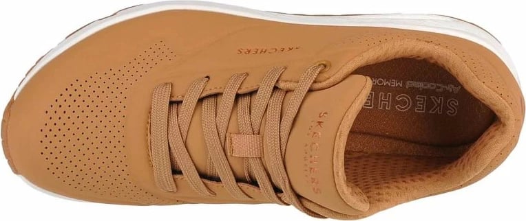 Atlete Skechers lifestyle, kafe