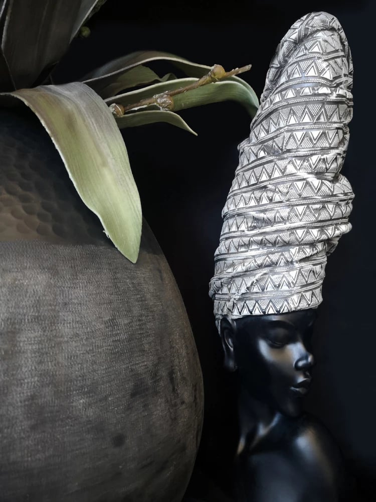 Figurë dekorative DAME 1, polirezine, e zezë-bardhë, 16x14x44 cm