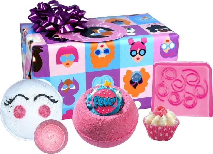 Set dhuratë për banjë Bomb Cosmetics Bomb Babes Gift Set për femra, 5 copë