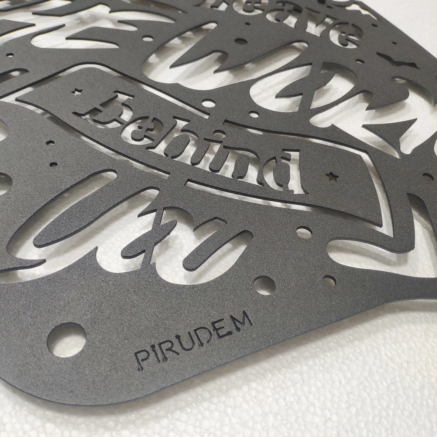 Aksesor dekorativ metalik për mur, Leave The World