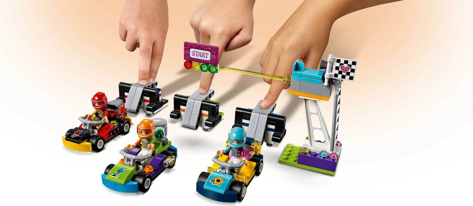 Set ndërtimi LEGO Friends The Big Race Day 41352, 648 pjesë Set ndërtimi LEGO Friends The Big Race Day 41352, 648 pjesë
