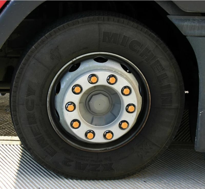 Ngjitese Dekor Te Bulonave Bardhe