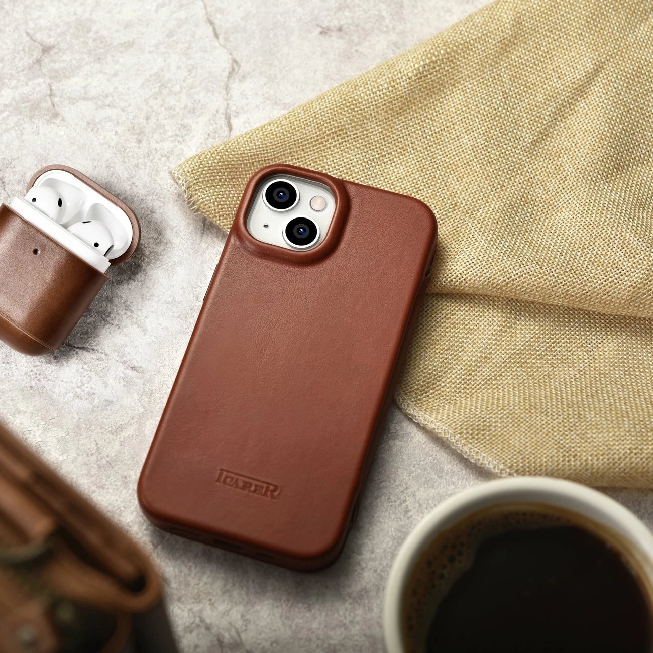 Mbështjellës iCarer Oil Wax Premium Leather Folio për iPhone 14 Plus, MagSafe, kafe