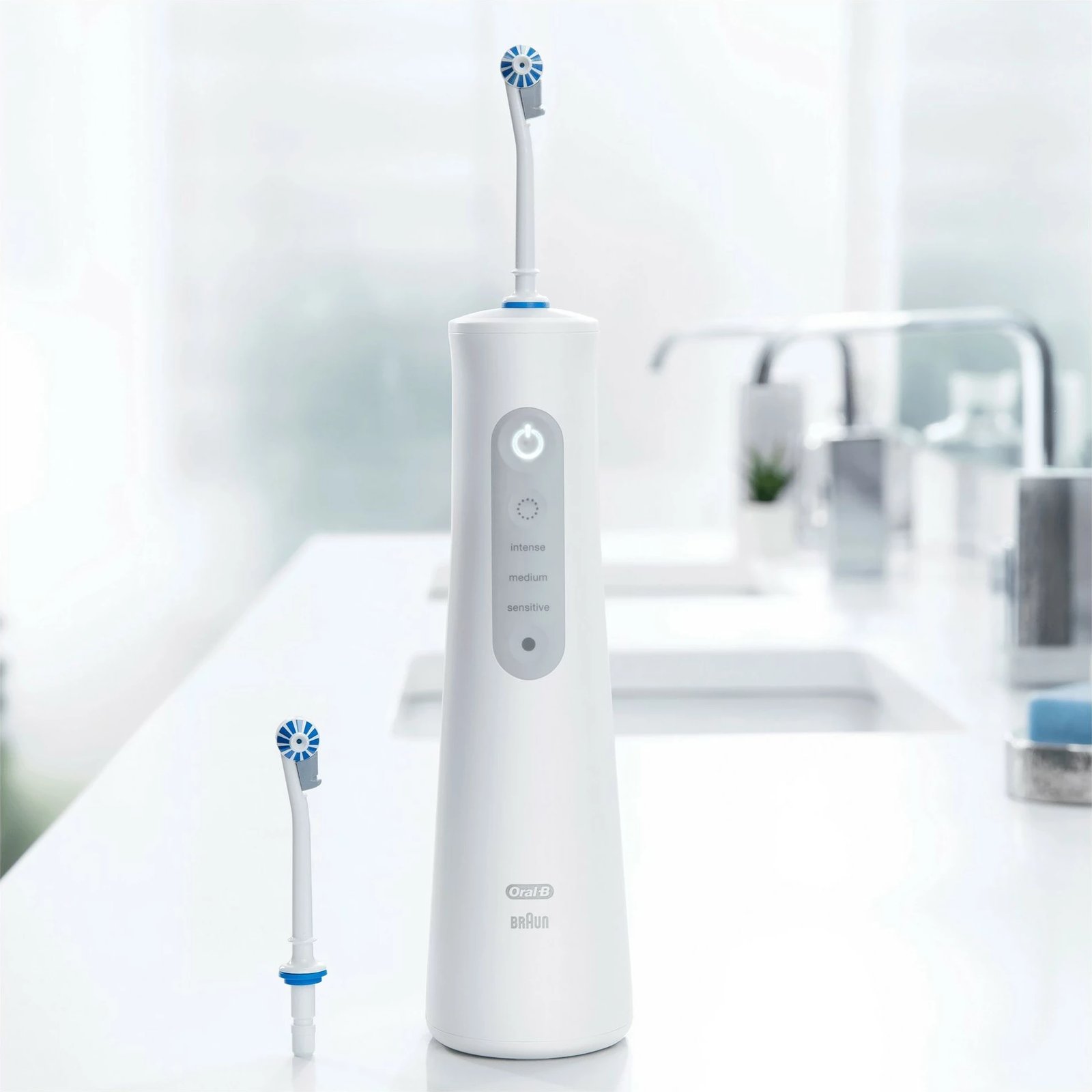 Irigator oral pa kabllo Oral-B AquaCare 6 Pro-Expert, 0.15 L, e bardhë