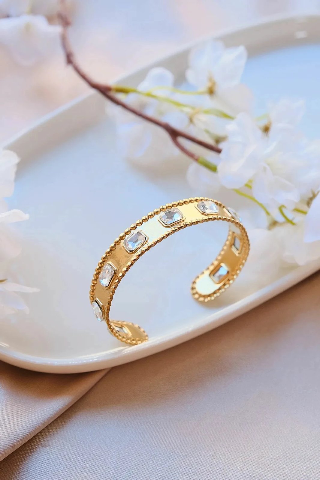 Byzylyk Jumeon, ngjyrë ari, gurë zirkon