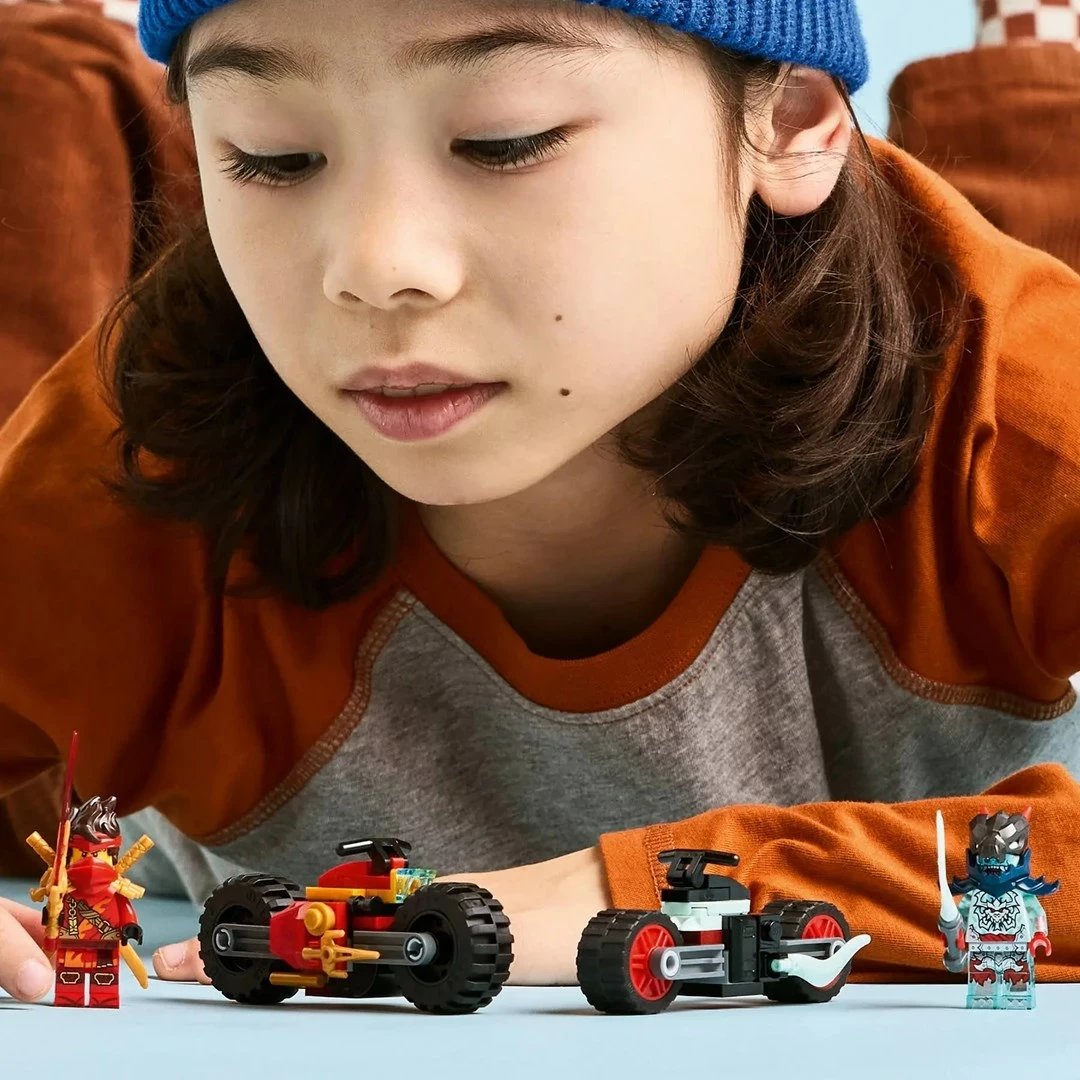 Set LEGO NINJAGO 71838 Kai's Motorcycle Speed Race me 2 minifigura