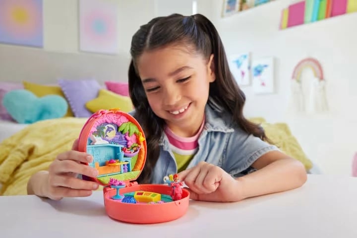 Set lodrash Polly Pocket Mattel HWN98, 2 kukulla të vogla, 12 aksesorë, skuteri me qenush