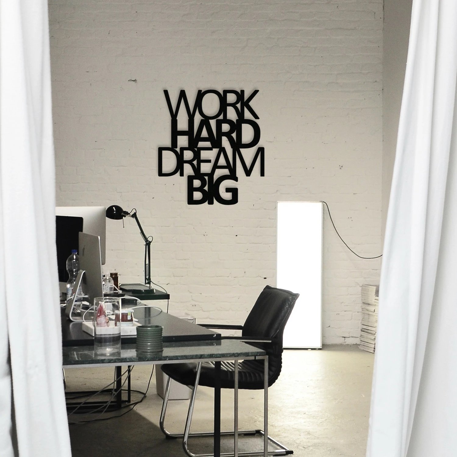 Dekor metalik për mur, 'Work Hard Dream Big', ngjyrë e zezë, 65x70cm