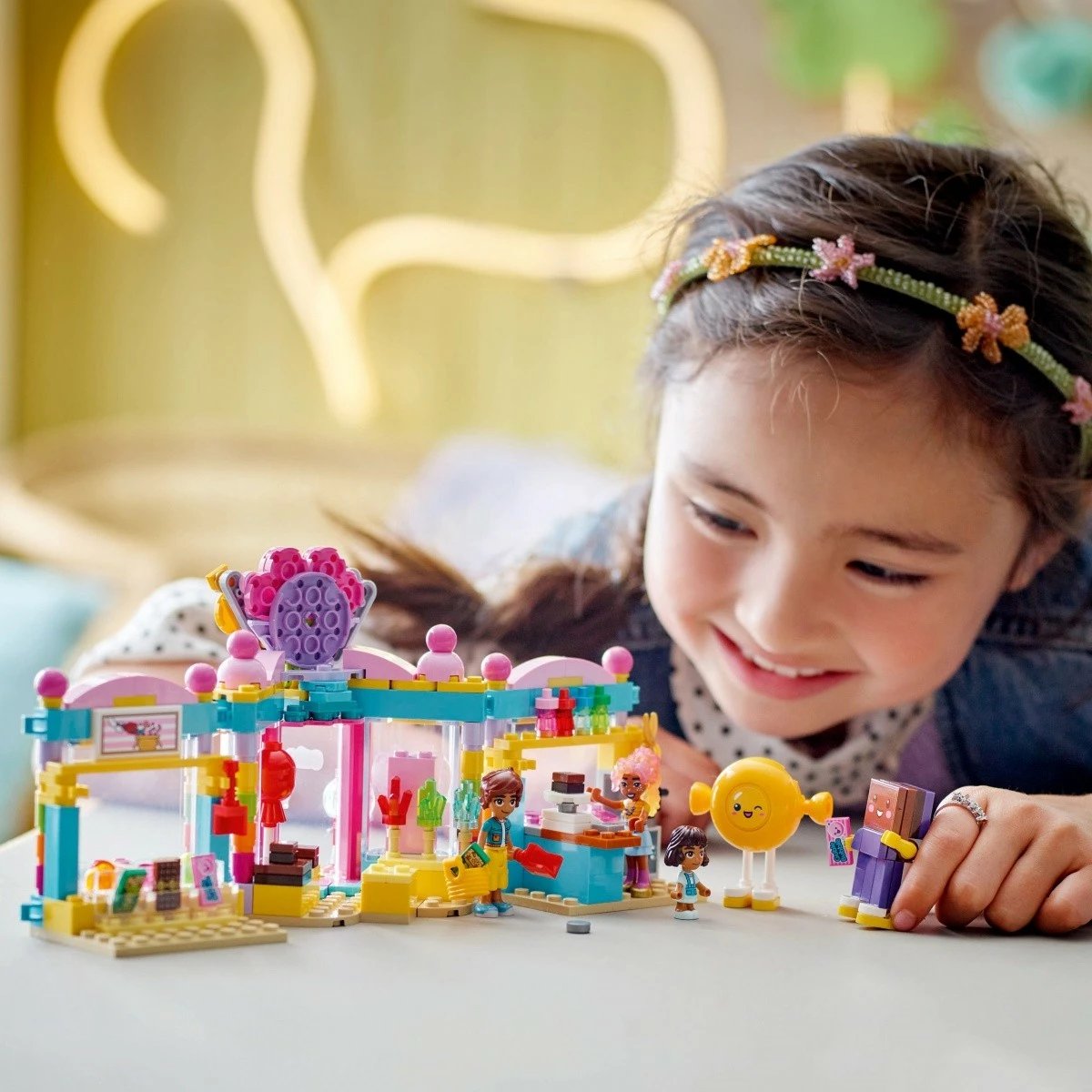 Set ndërtimi LEGO Friends 42649, Candy Shop in Heartlake, 376 pjesë