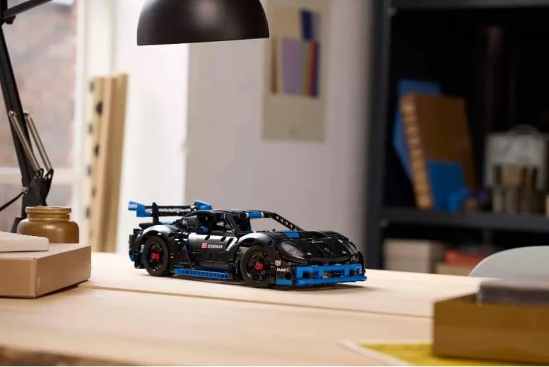Set LEGO Technic Porsche GT4 e-Performance Race Car