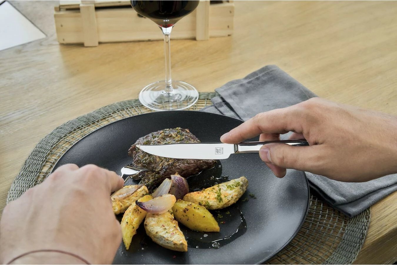 Set biftekësh Zwilling 12 copë, çelik inox, kuti druri