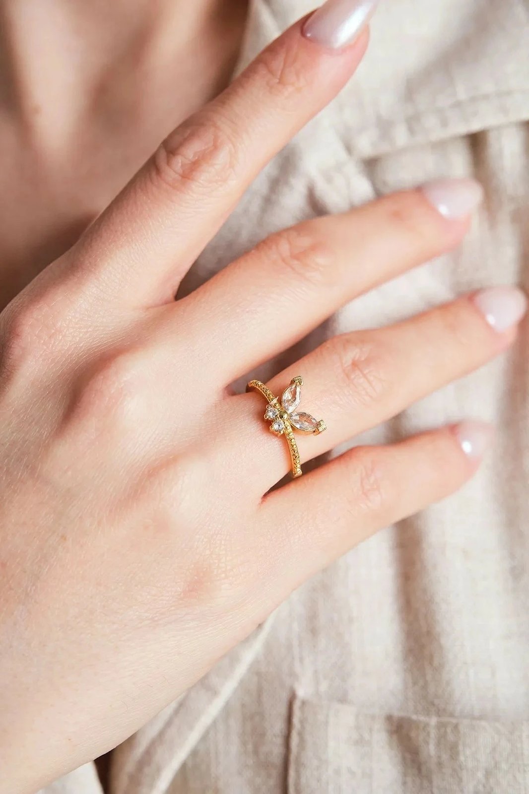 Unazë prej bronzi, ngjyrë ari, me gur zirkon, Jumeon