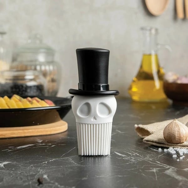 Furçë kuzhine silikoni OTOTO Skull Brush, dizajn kafkë, e bardhë me kapelë të zezë Furçë kuzhine silikoni OTOTO Skull Brush, dizajn kafkë, e bardhë me kapelë të zezë
