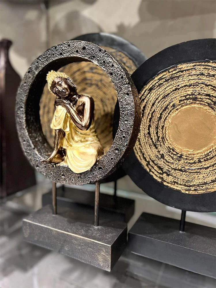 Dekorim totem HAUSA 1, polirezine, metal, 27x10x35cm, e zezë-ari Dekorim totem HAUSA 1, polirezine, metal, 27x10x35cm, e zezë-ari