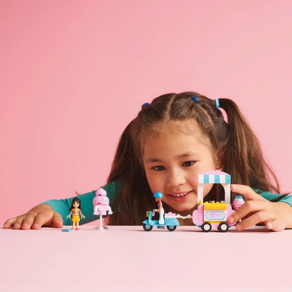 Set ndërtimi LEGO Friends 42643 Cotton Candy Stand me skuter, 110 pjesë, për fëmijë, rozë/blu
