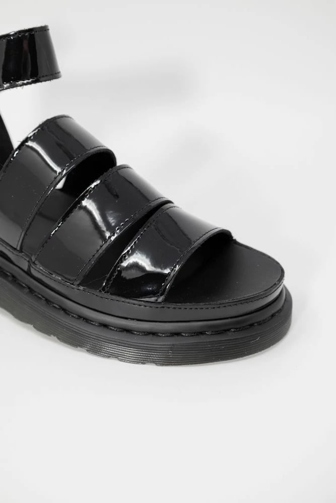 Sandale Dr. Martens femra, e zezë