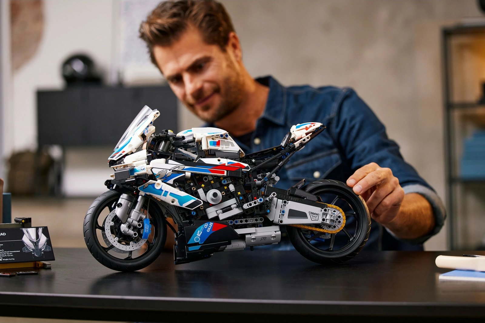 Set ndërtimi LEGO Technic BMW M 1000 RR, 1921 pjesë, shumëngjyrësh Set ndërtimi LEGO Technic BMW M 1000 RR, 1921 pjesë, shumëngjyrësh