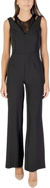 Kominoshe femra Rinascimento, e zezë Kominoshe femra Rinascimento, e zezë