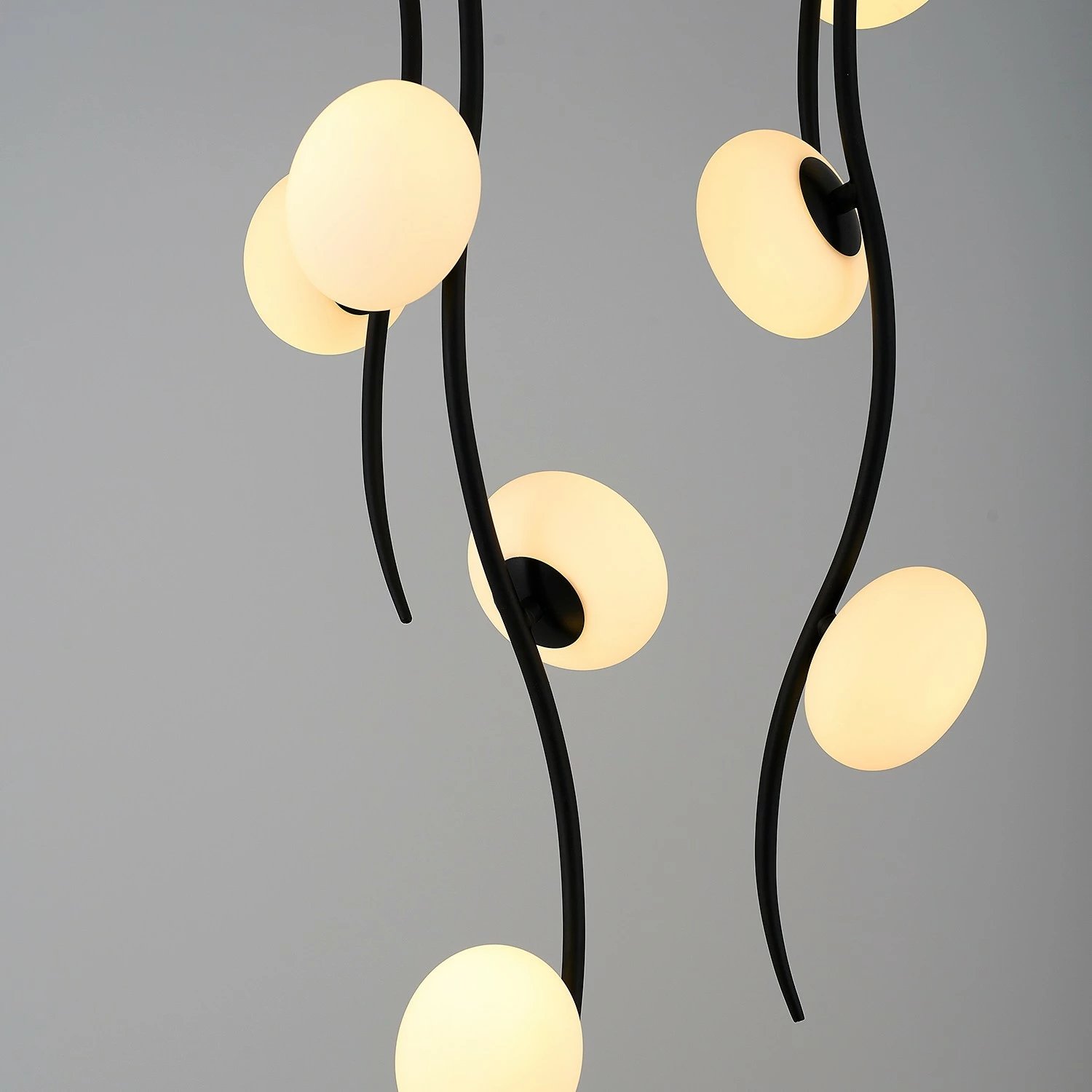 Llambë qelqi varëse Opviq, L1410, e zezë