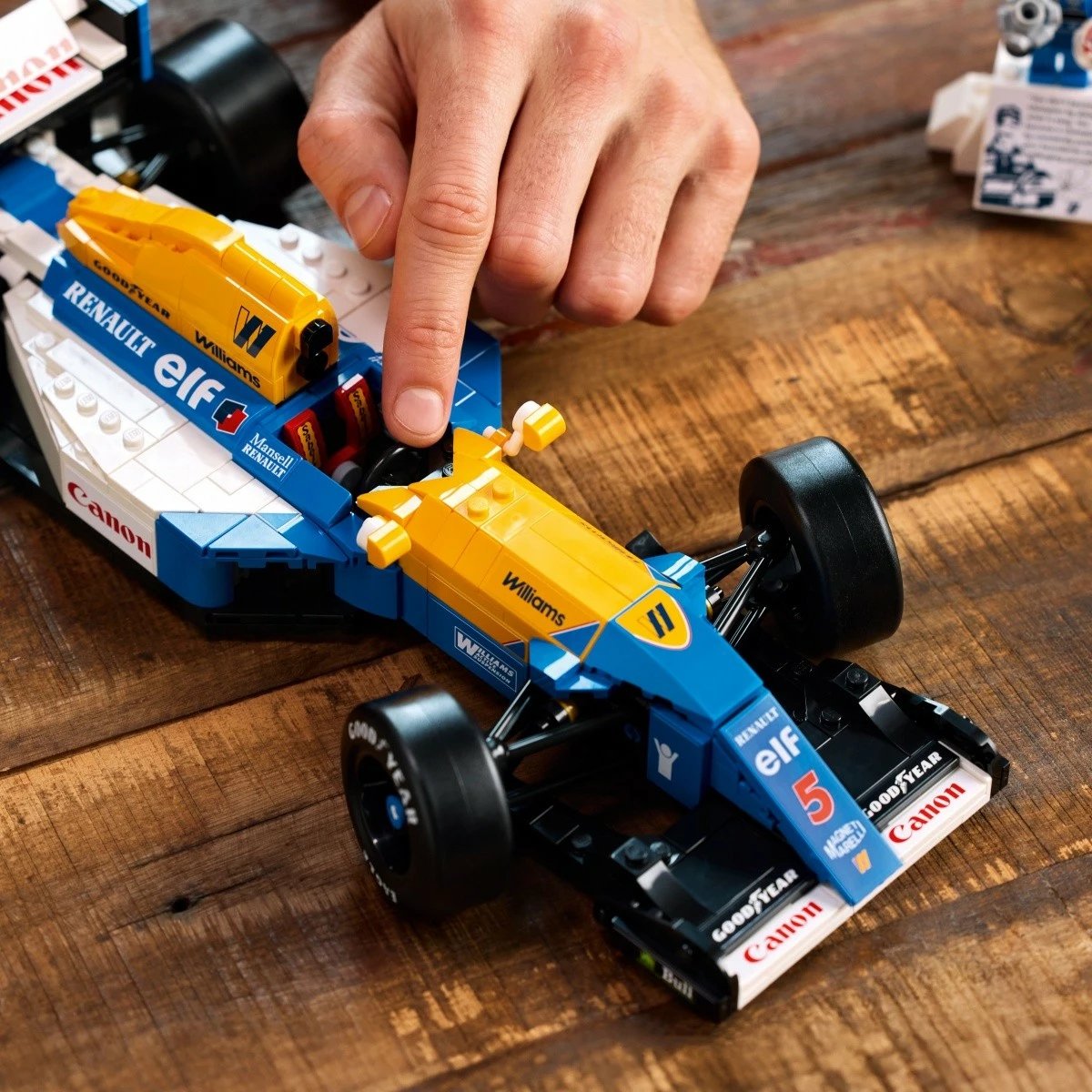 Set ndërtimi LEGO Icons Williams Racing FW14B 10353 me minifigurë Nigel Mansell, 799 pjesë