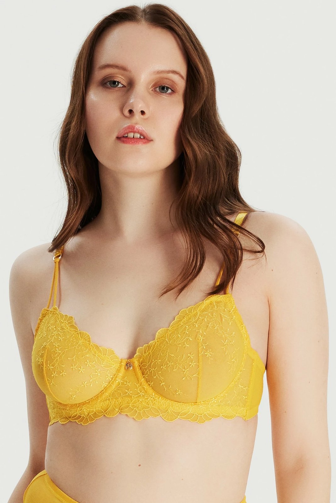 Sytjena Jumeon i verdhë, me lule të qëndisura