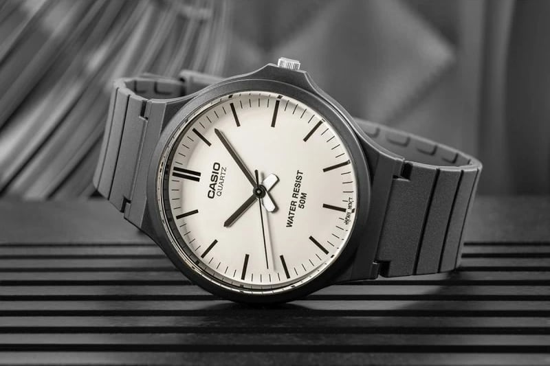 Orë dore për meshkuj Casio, e zezë