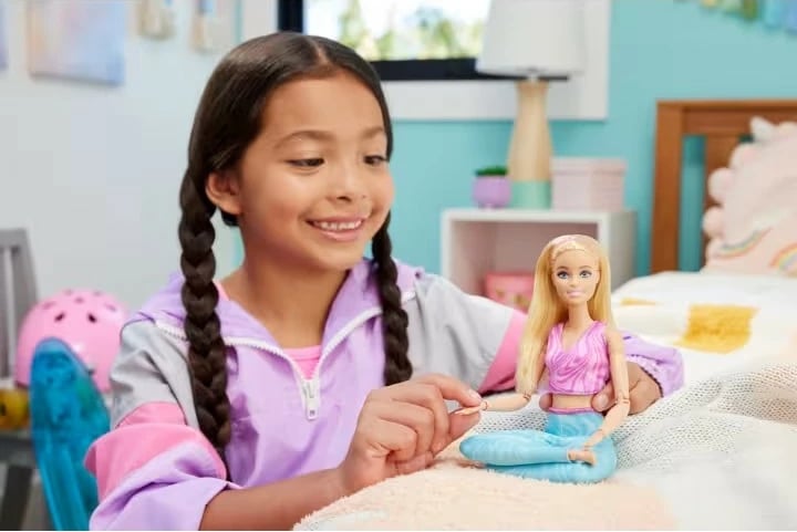 Kukull Barbie Mattel Made to Move HRH27, flokë bionde, veshje sportive rozë dhe blu