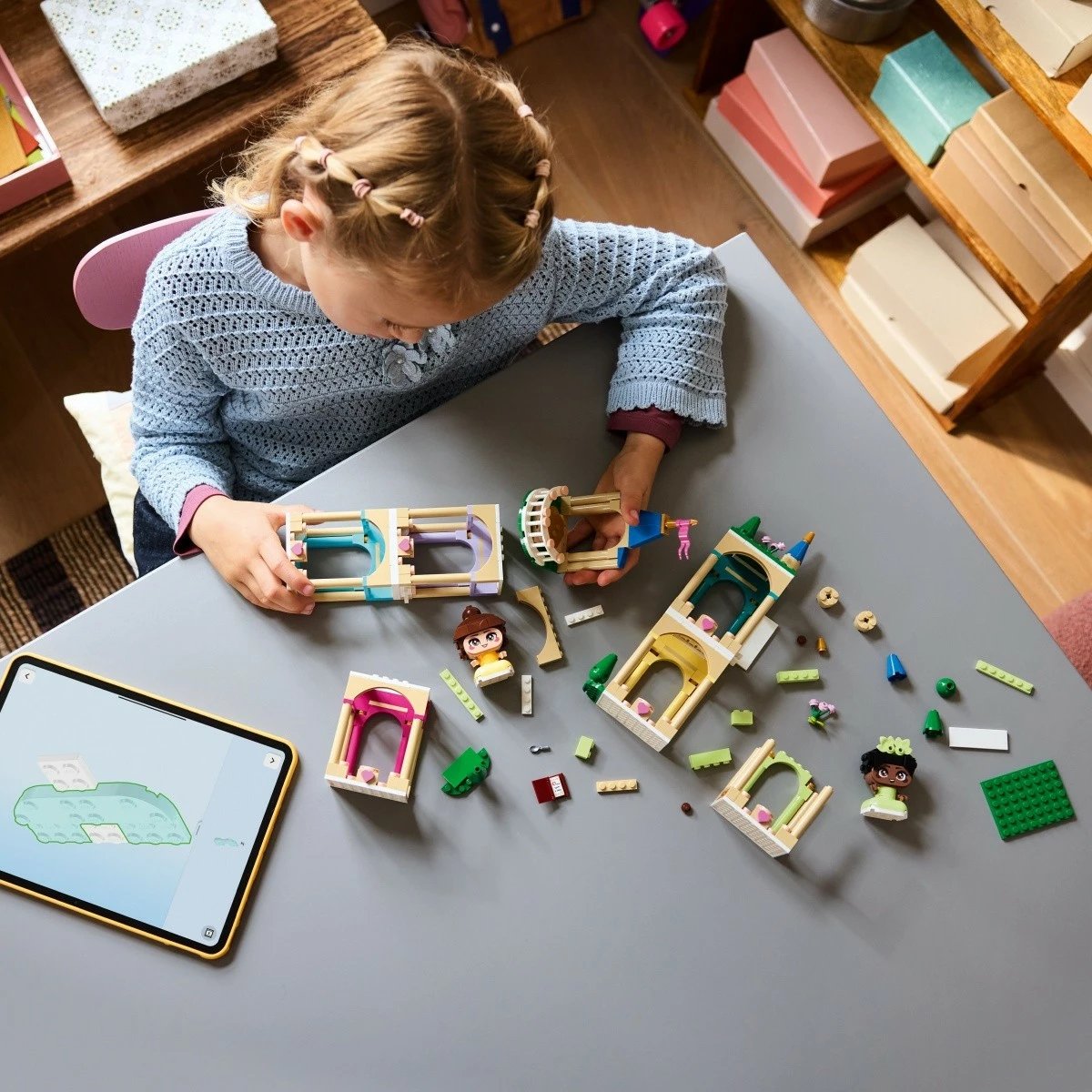 Set ndërtimi LEGO Disney Princess 43291 Mini Belle & Tiana me kështjellë, 358 pjesë, 5+