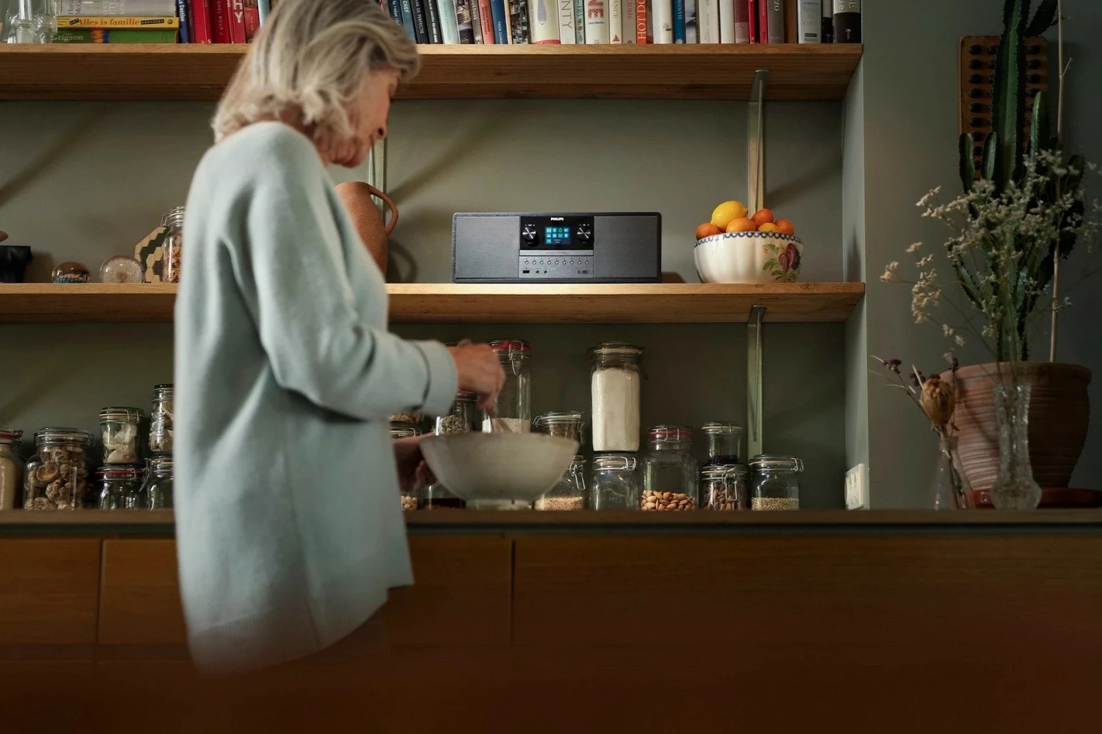 Sistem hi-fi mikro Philips TAM6805/10, internet radio me Wi‑Fi, Spotify Connect, Bluetooth 4.2, CD player, USB riprodhim dhe karikim, 50 W, e zezë, set me telekomandë dhe antenë FM