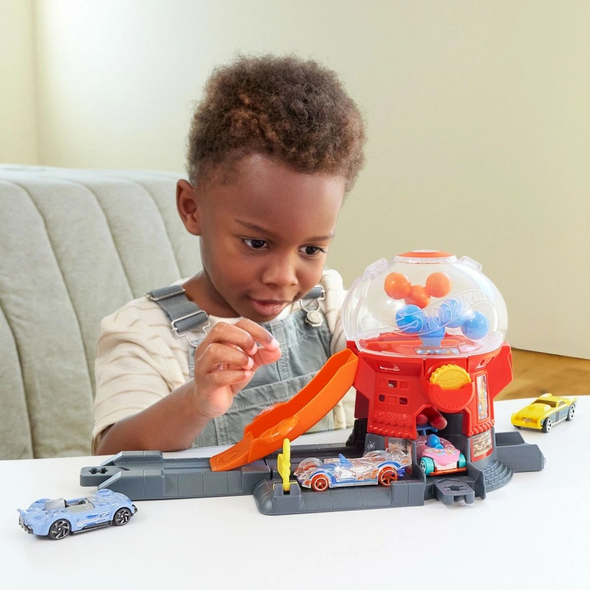 Set pistë veturash Hot Wheels City Shop Bubble Gum me makinë lodër 1:64, shumëngjyrëshe