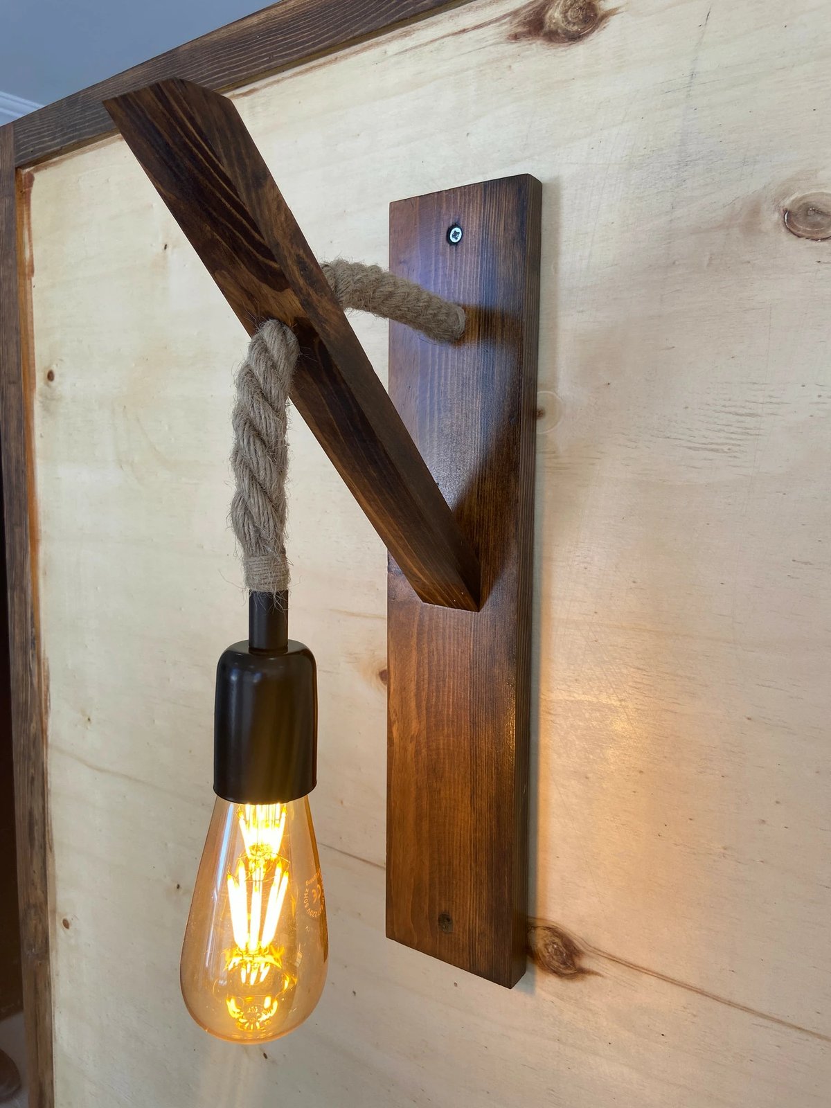 Llamp muri prej druri, ngjyrë arre, Opviq, 18 Llamp muri prej druri, ngjyrë arre, Opviq, 18