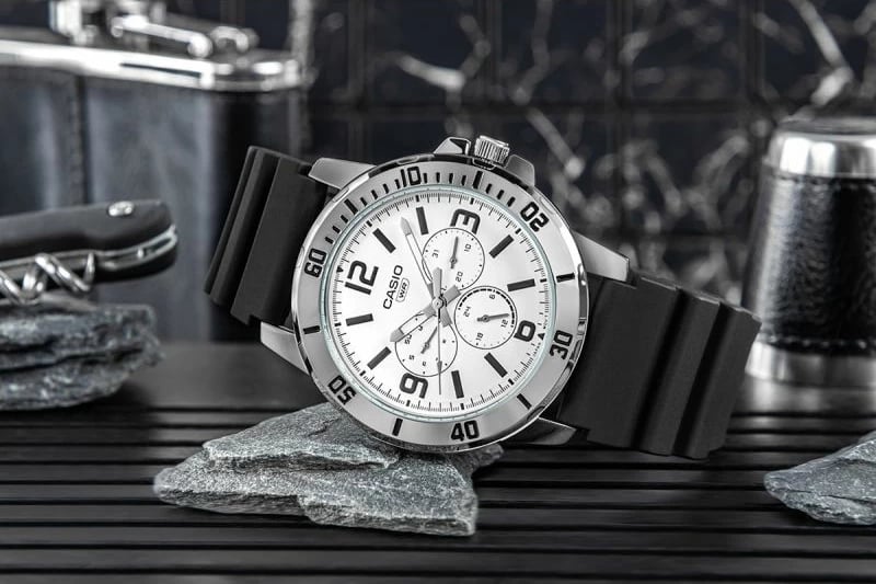 Orë dore për meshkuj CASIO, e zezë