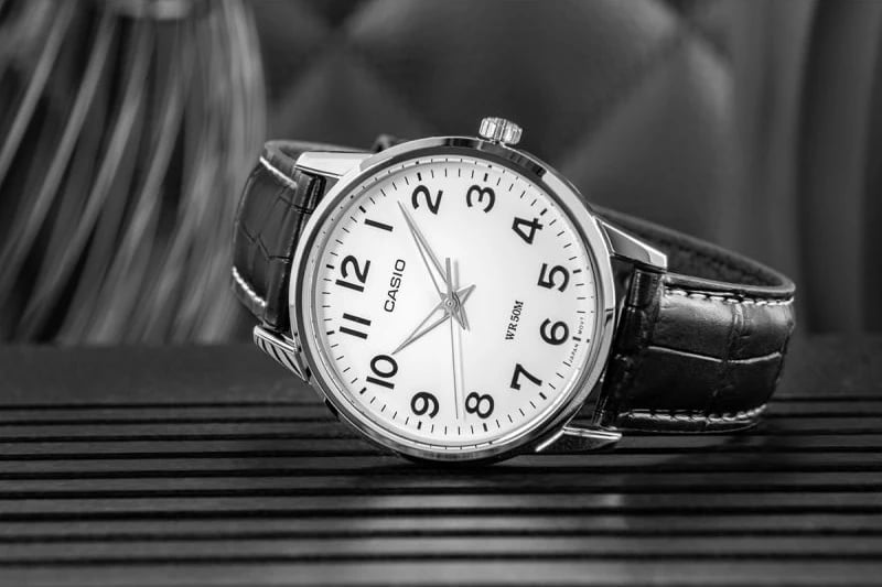 Orë dore për meshkuj Casio, e zezë