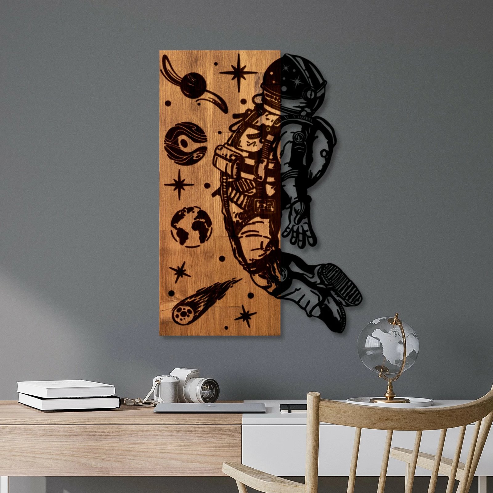 Aksesor dekorativ për mur, dru dhe metal, temë kozmike, ngjyrë arre dhe e zezë, Wallity