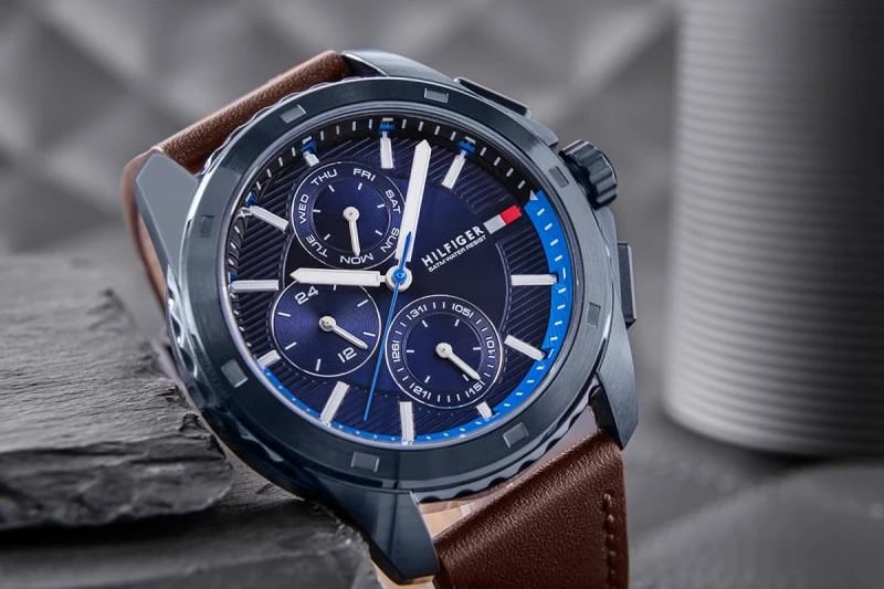 Orë dore për meshkuj Tommy Hilfiger, e zezë