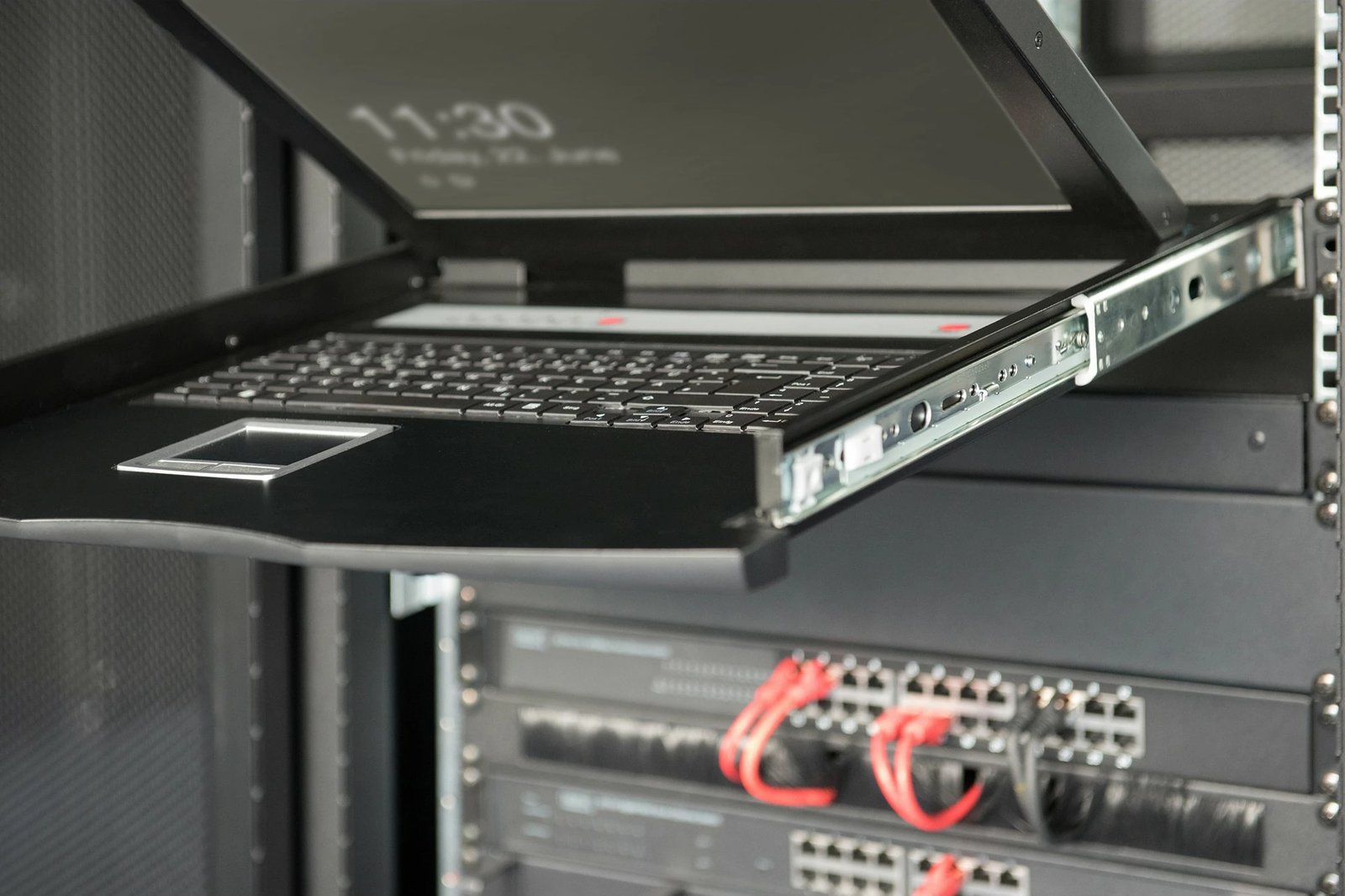 Konsolë KVM Digitus 19", 8 porta, tastierë gjermane, TFT, 1366x768, e zezë